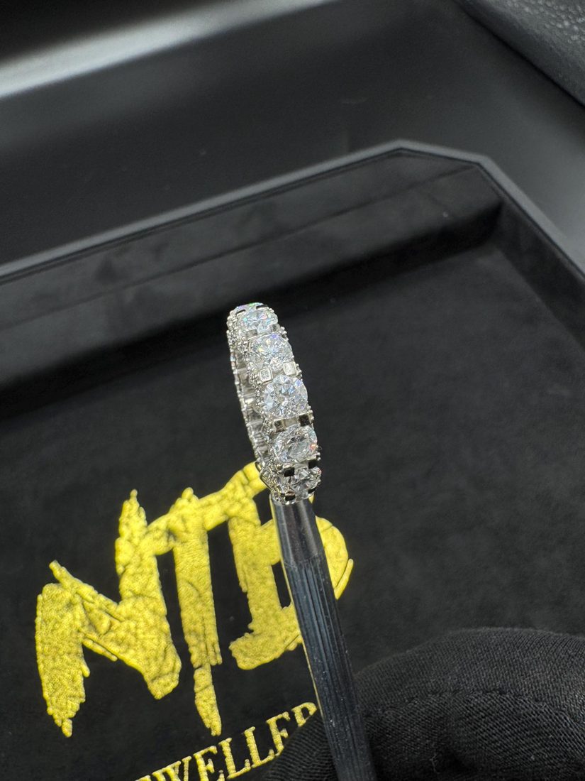 Round eternity ring with VVS lab-grown diamonds