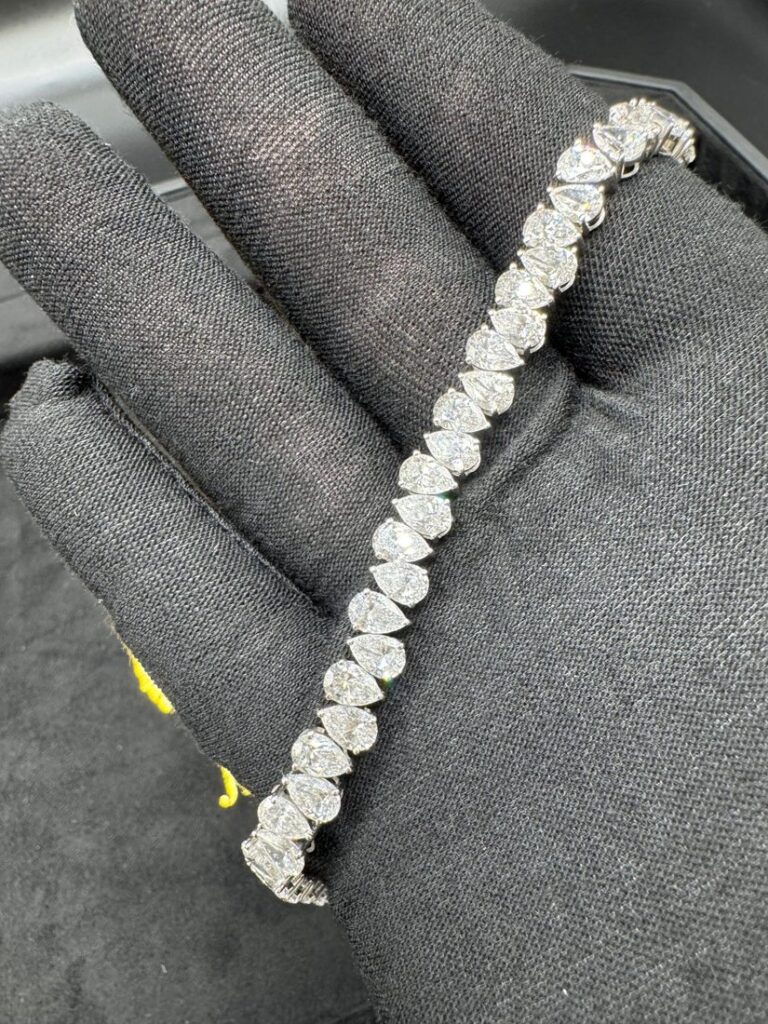 9ct White Gold Pear Shape Tennis Bracelet (40 pointer)